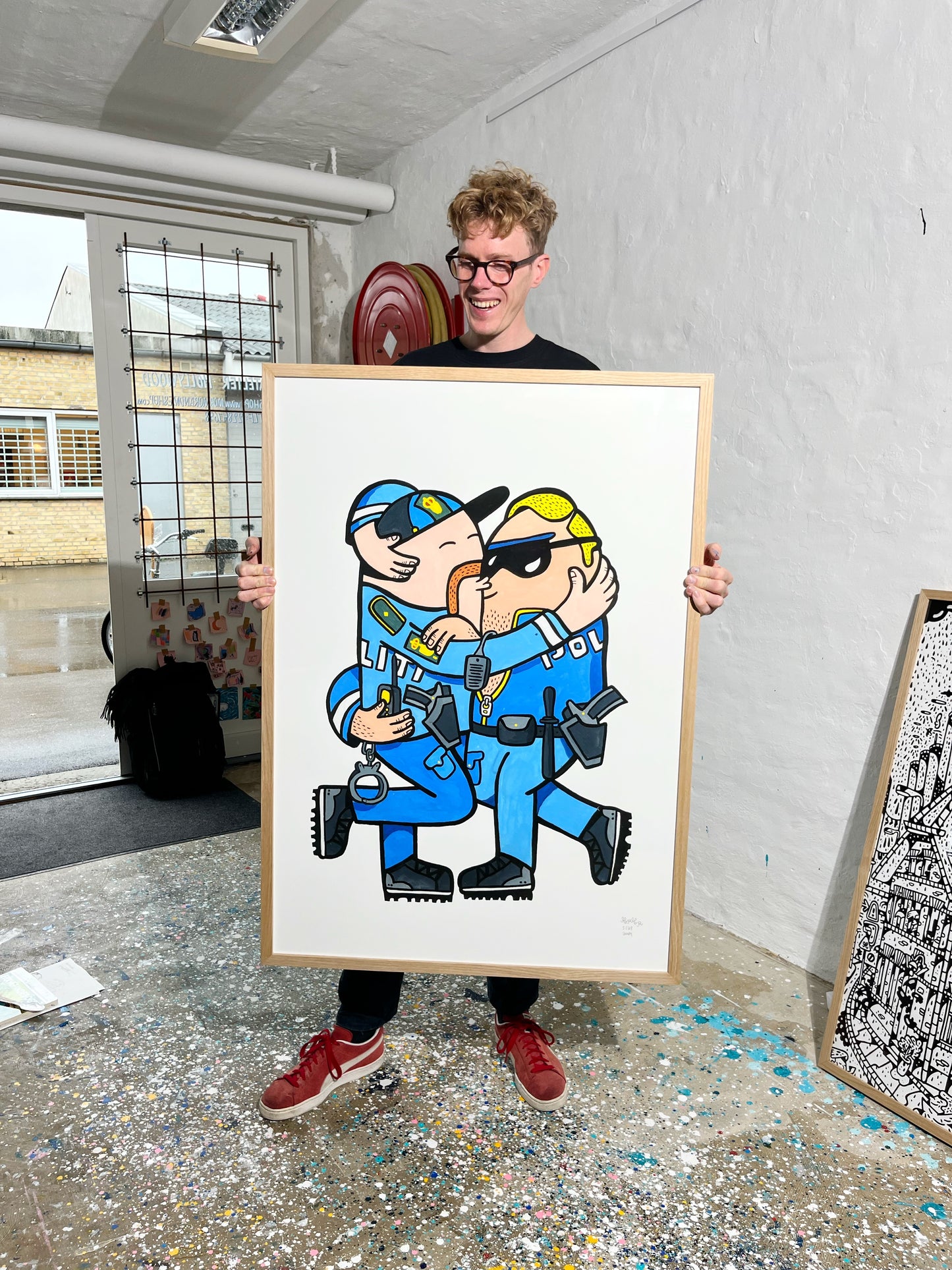 Indrammet Kissing Cops - 100x70 cm 👮♂️