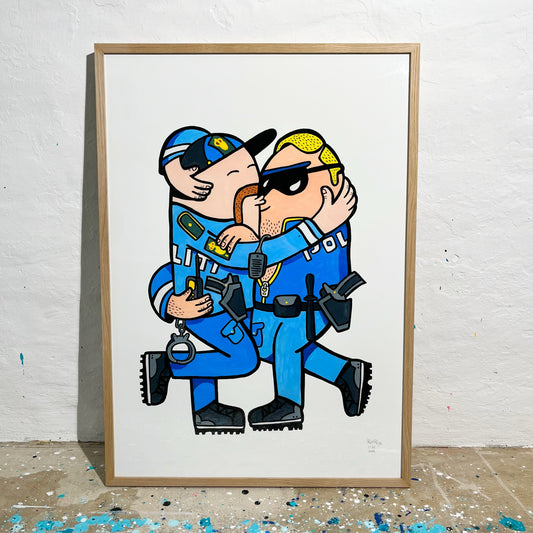 Indrammet Kissing Cops - 100x70 cm 👮♂️